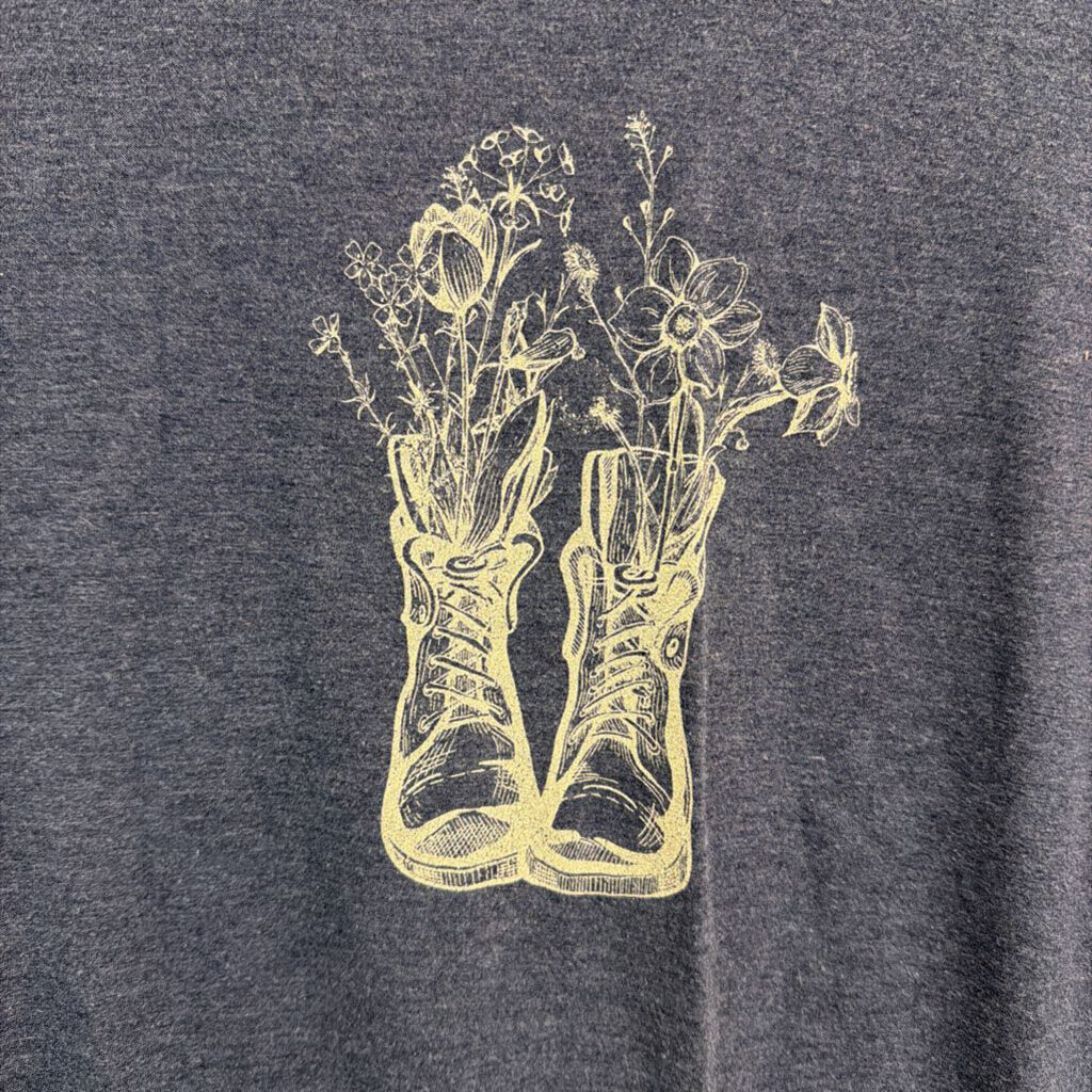 Navy/ Beige Flower In Boots Short Sleeve Graphic Tee Large