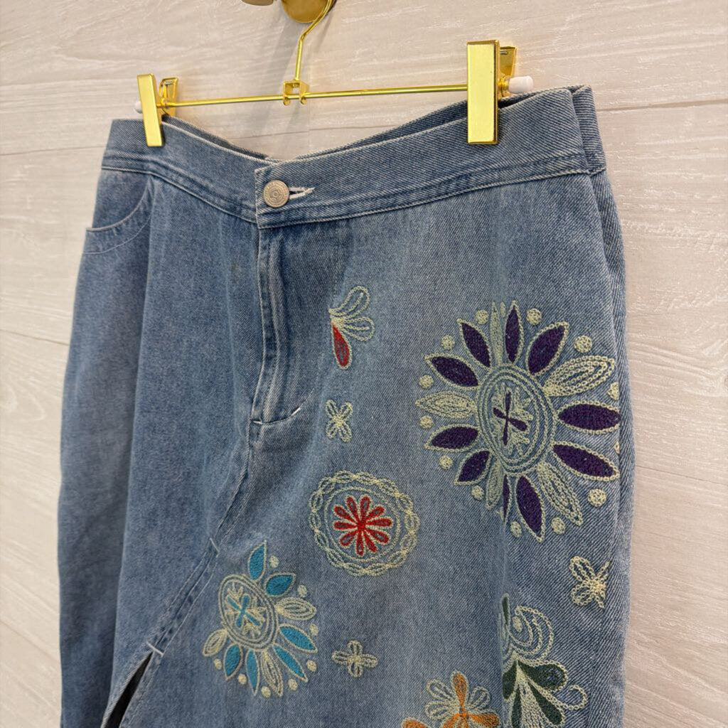 Clio II Light Wash Embroidered Flower Denim Skirt Large