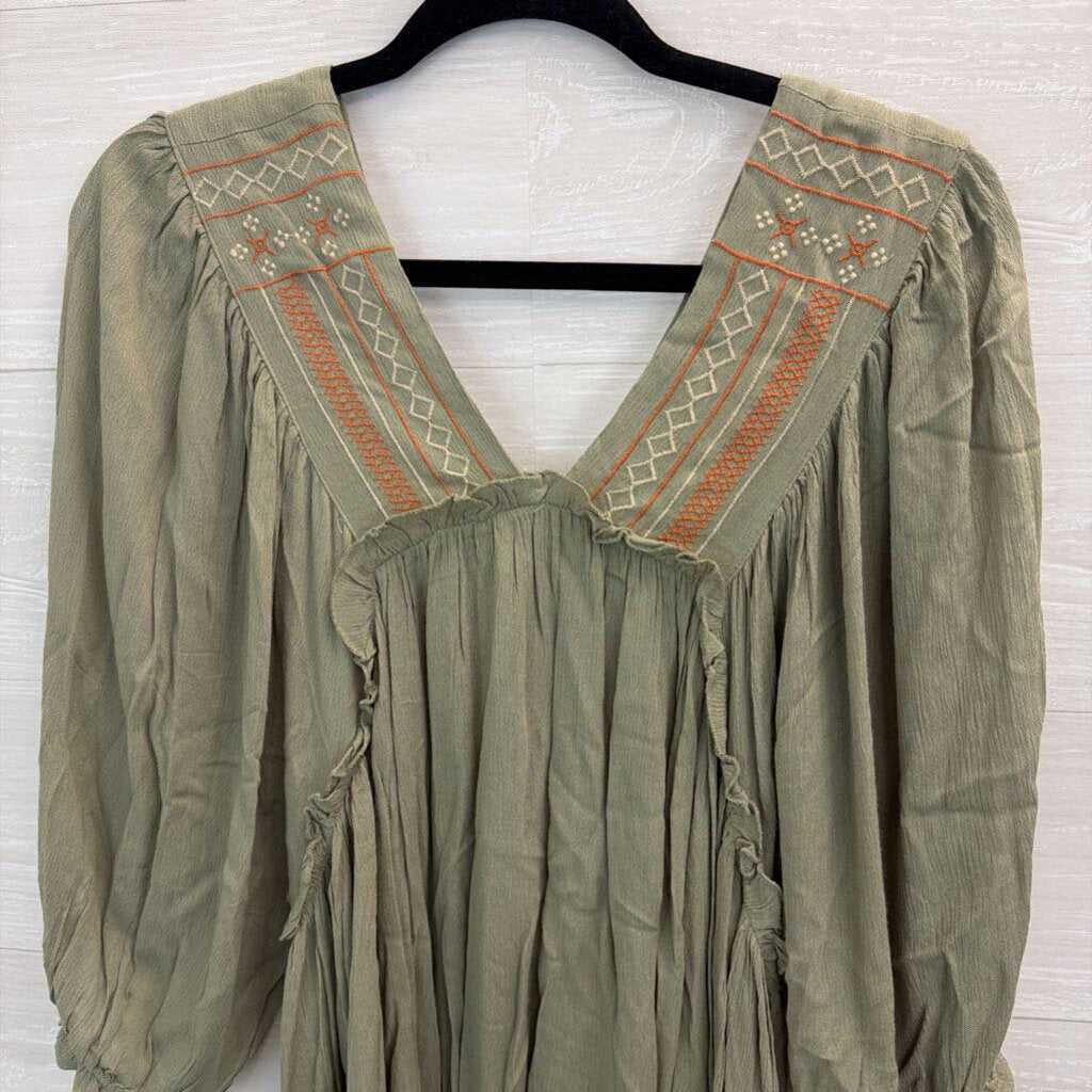 Davi and Dani Green Embroidered Detail V Neck Top Medium
