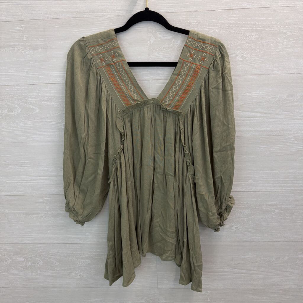 Davi and Dani Green Embroidered Detail V Neck Top Medium