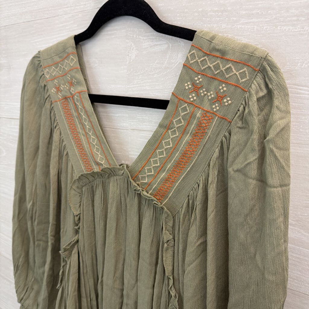 Davi and Dani Green Embroidered Detail V Neck Top Medium