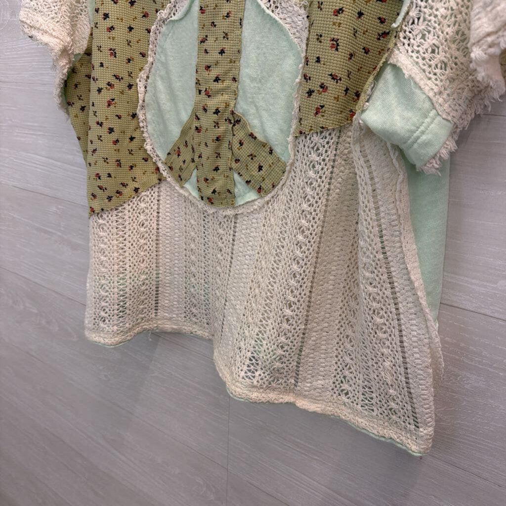 POL Green/ White Print Crochet Peace Sign Short Sleeve Top Medium