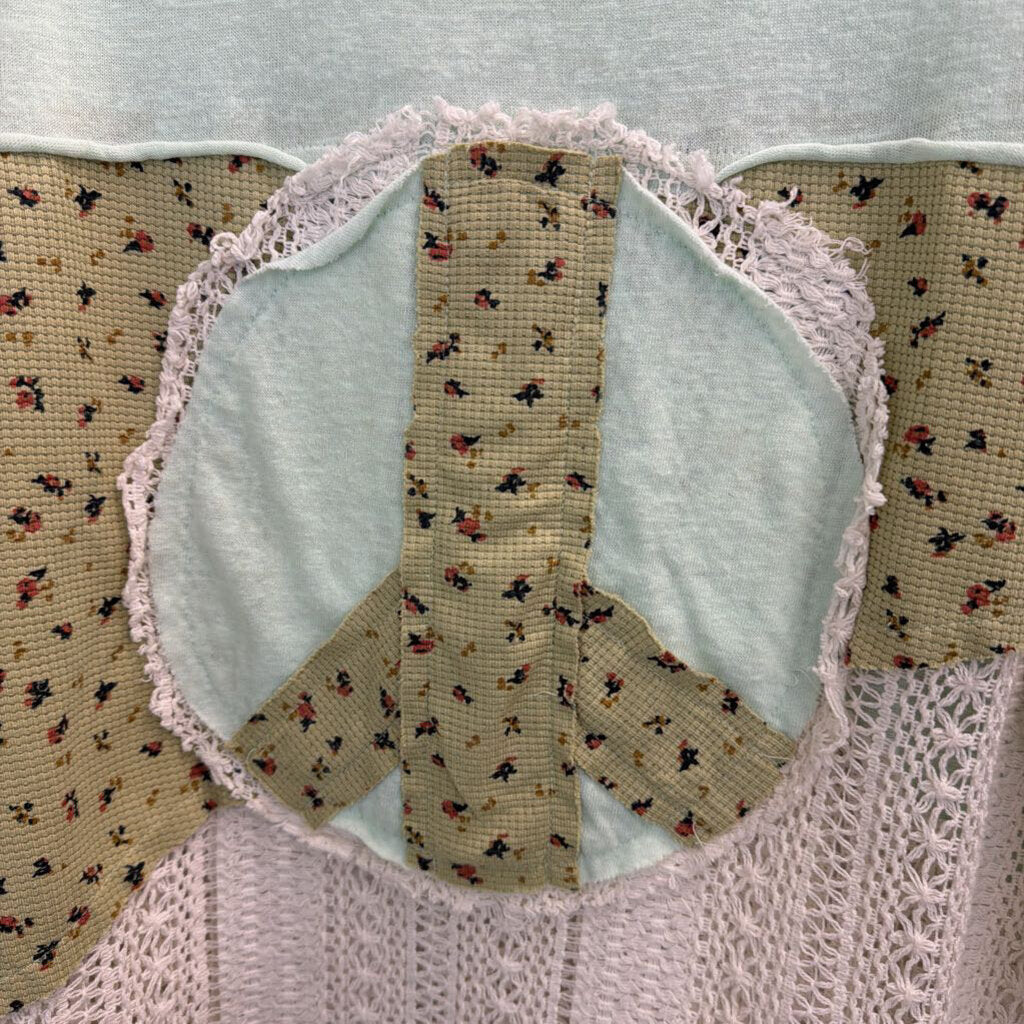 POL Green/ White Print Crochet Peace Sign Short Sleeve Top Medium
