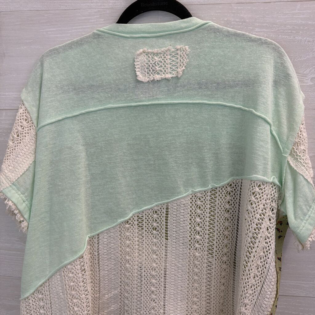 POL Green/ White Print Crochet Peace Sign Short Sleeve Top Medium