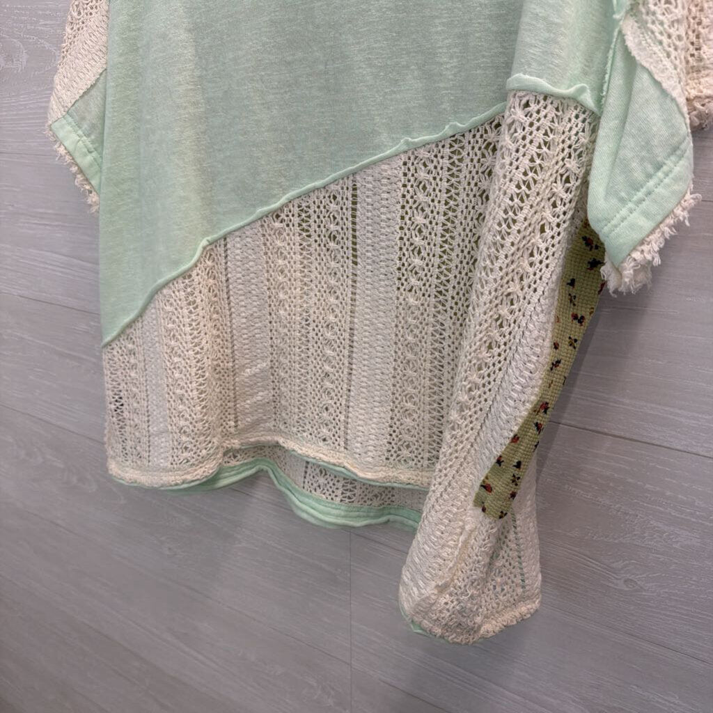 POL Green/ White Print Crochet Peace Sign Short Sleeve Top Medium