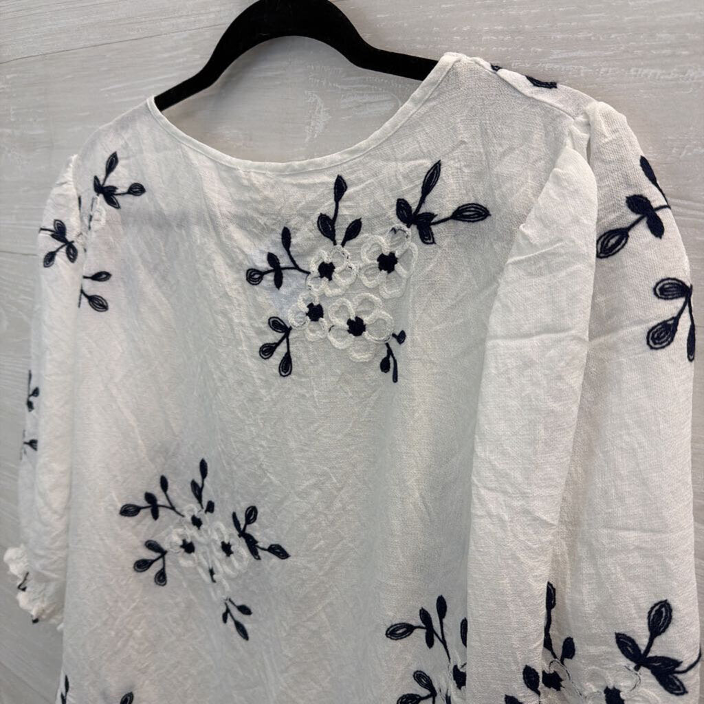 Kindred White/Navy Floral Embroidery Shortsleeve Top Extra Large
