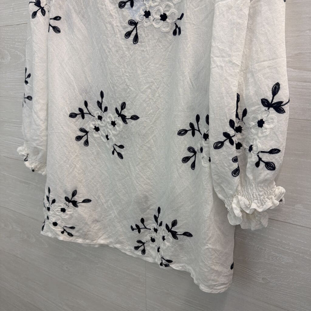 Kindred White/Navy Floral Embroidery Shortsleeve Top Extra Large