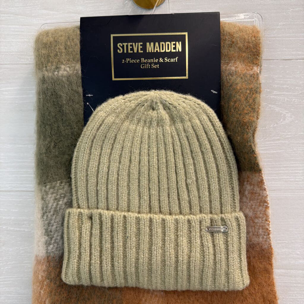 Steve Madden Green Two Piece Beanie and Scarf Set