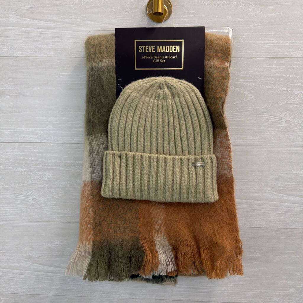 Steve Madden Green Two Piece Beanie and Scarf Set