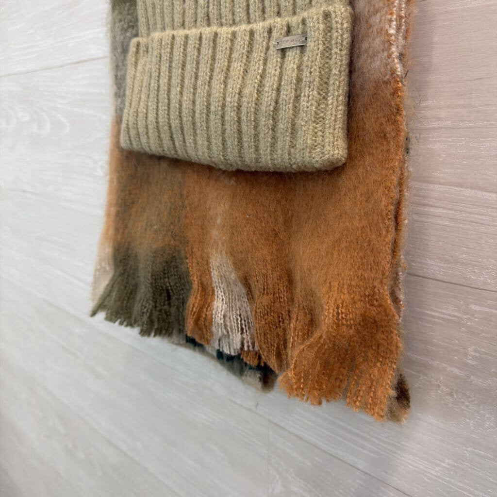 Steve Madden Green Two Piece Beanie and Scarf Set