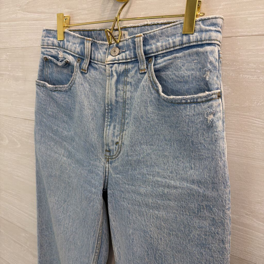 Abercrombie and Fitch Light Wash The 90s Relaxed High Rise Jeans 26 XS