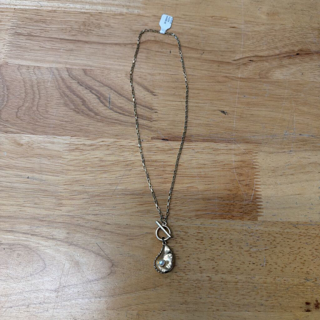 Gold Front Hook Pendant Necklace