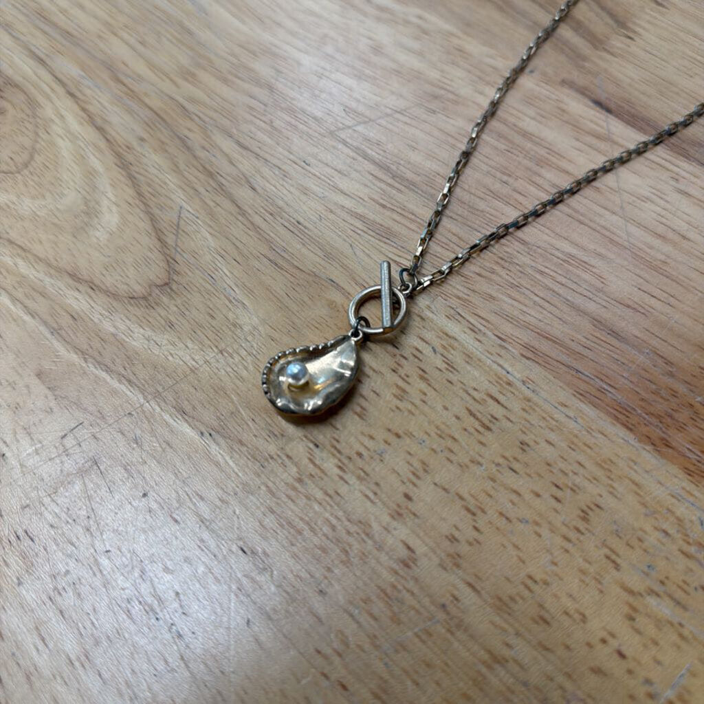 Gold Front Hook Pendant Necklace