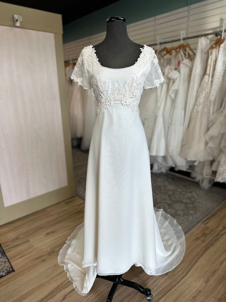 Vintage Ivory Beaded Lace Detail Short Sleeve Bridal Gown 10