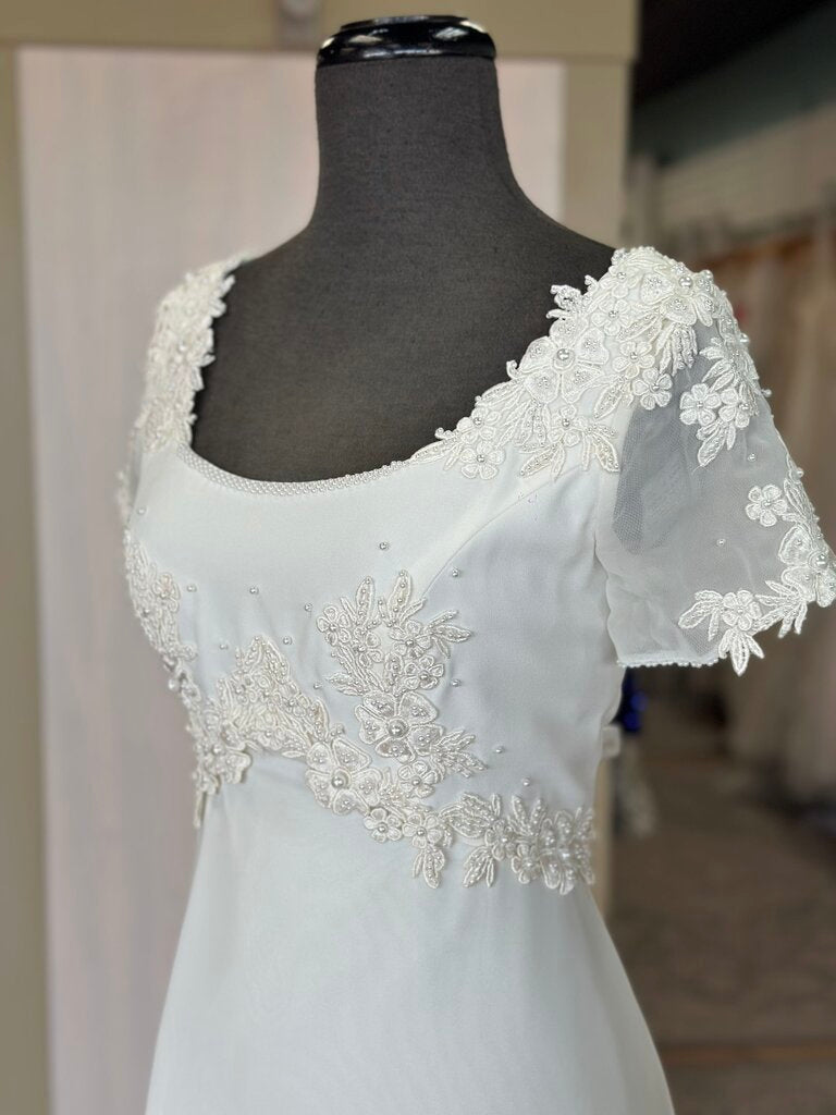 Vintage Ivory Beaded Lace Detail Short Sleeve Bridal Gown 10