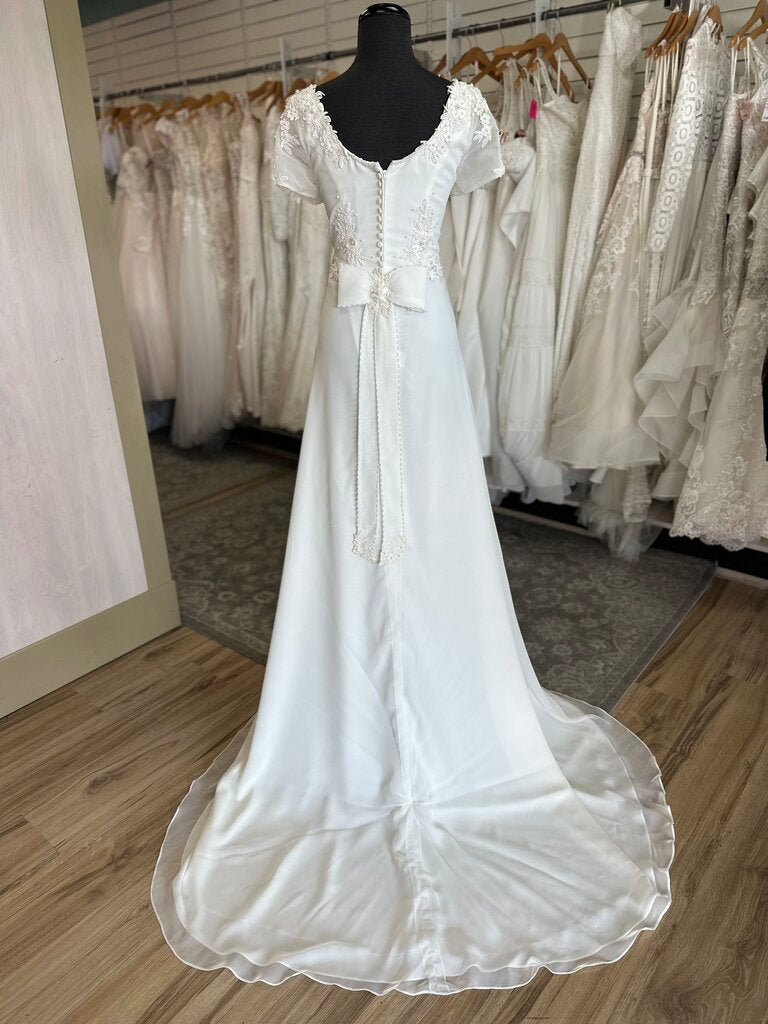 Vintage Ivory Beaded Lace Detail Short Sleeve Bridal Gown 10