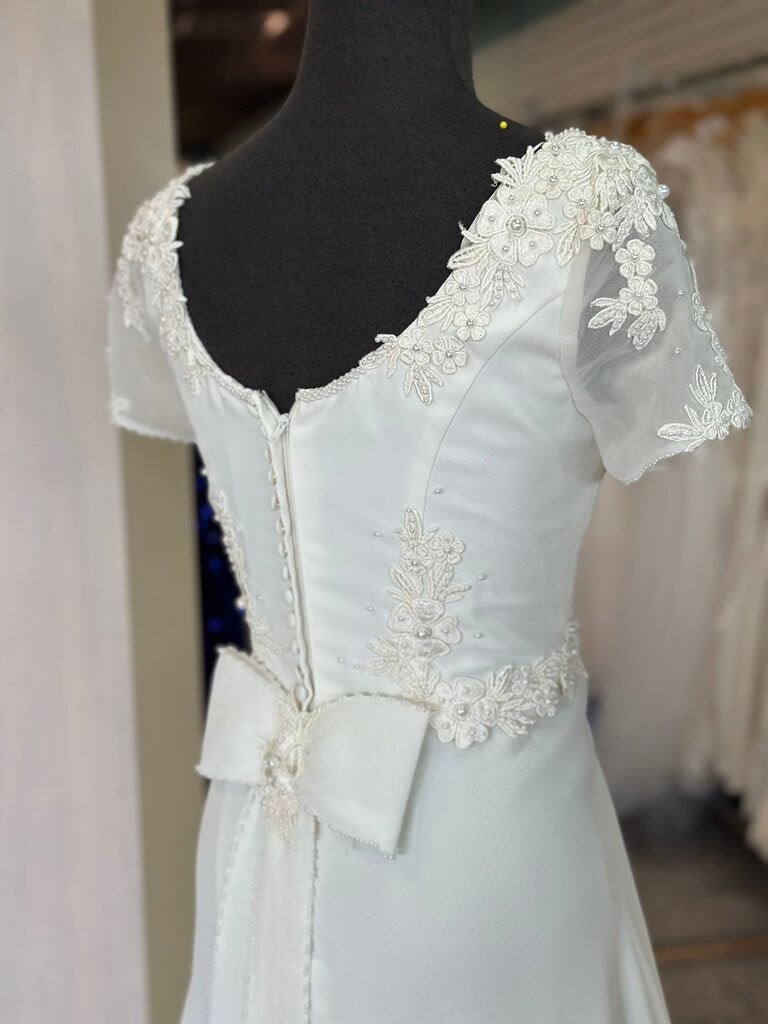 Vintage Ivory Beaded Lace Detail Short Sleeve Bridal Gown 10