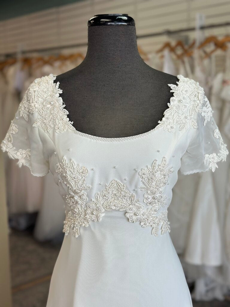 Vintage Ivory Beaded Lace Detail Short Sleeve Bridal Gown 10