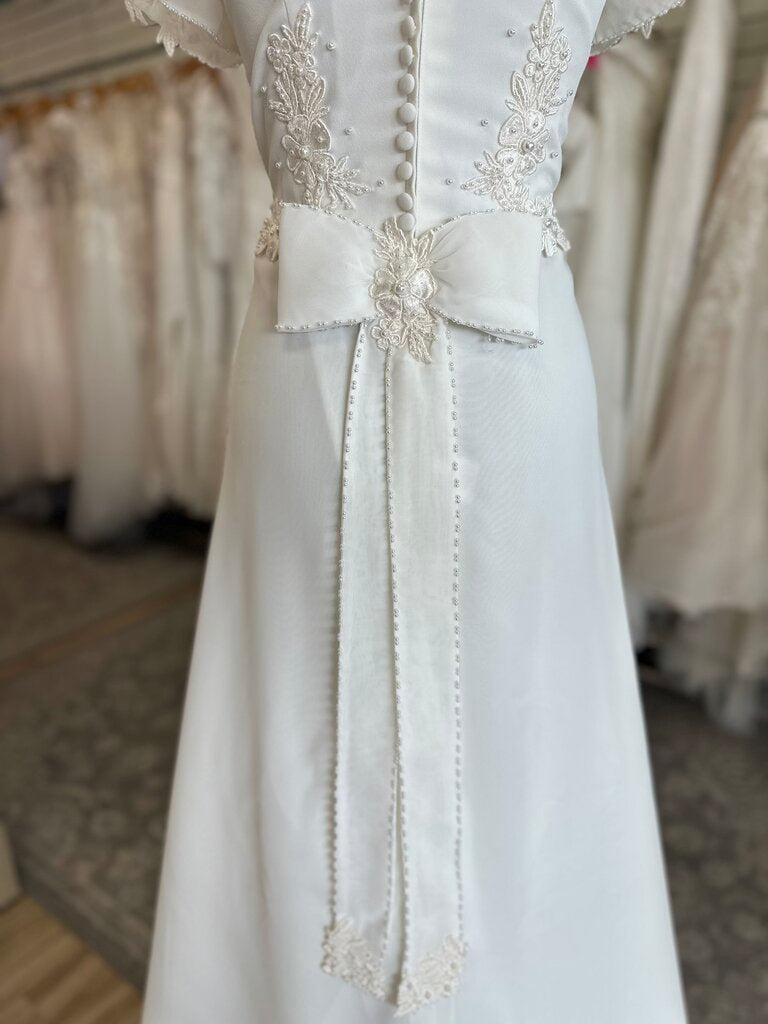 Vintage Ivory Beaded Lace Detail Short Sleeve Bridal Gown 10