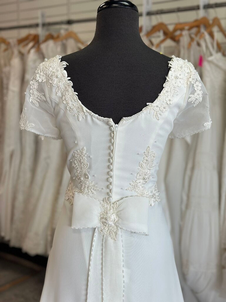 Vintage Ivory Beaded Lace Detail Short Sleeve Bridal Gown 10