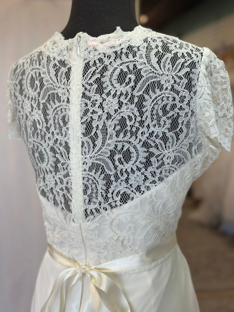 Dessy Collection Ivory Lace Short Sleeve Top Bridal Gown 14