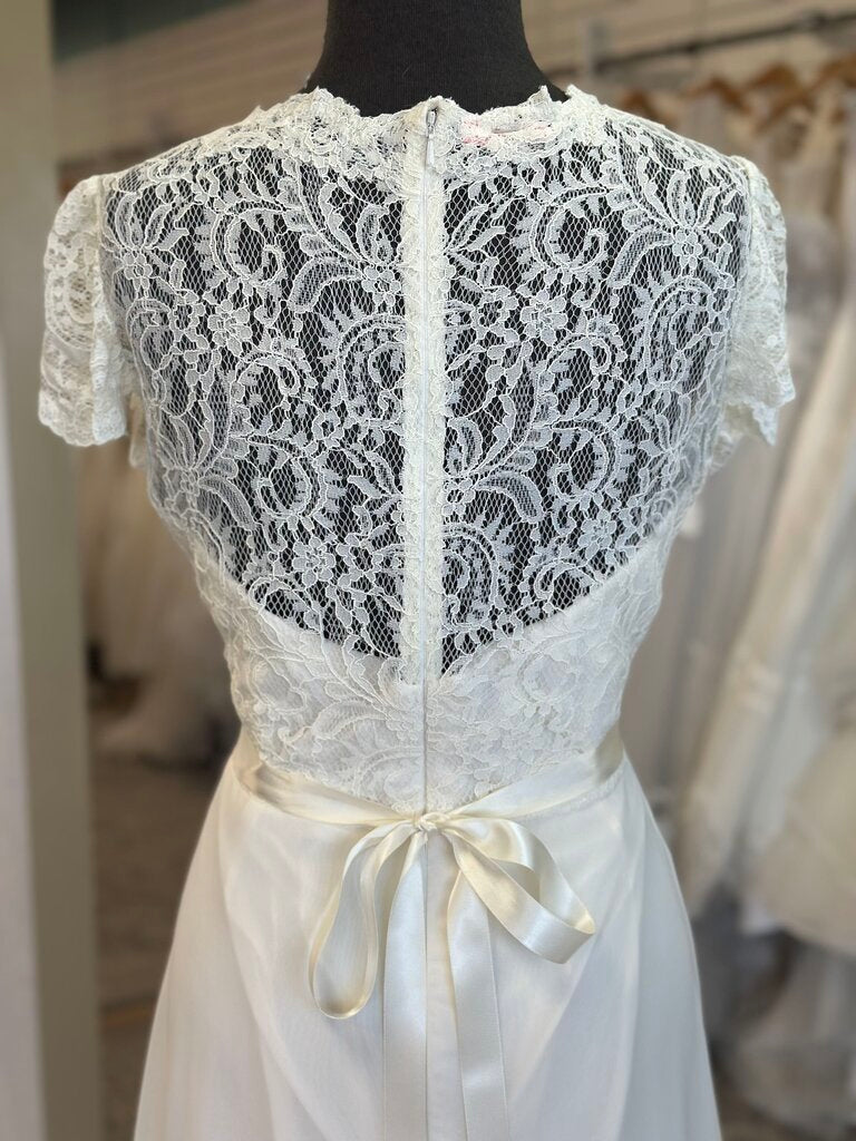 Dessy Collection Ivory Lace Short Sleeve Top Bridal Gown 14