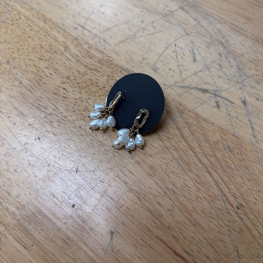 Gold/ Pearl Dainty Drop Earrings