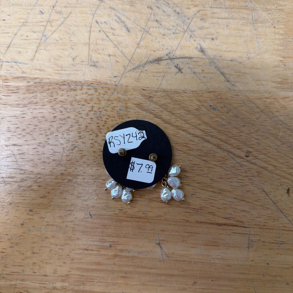 Gold/ Pearl Dainty Drop Earrings