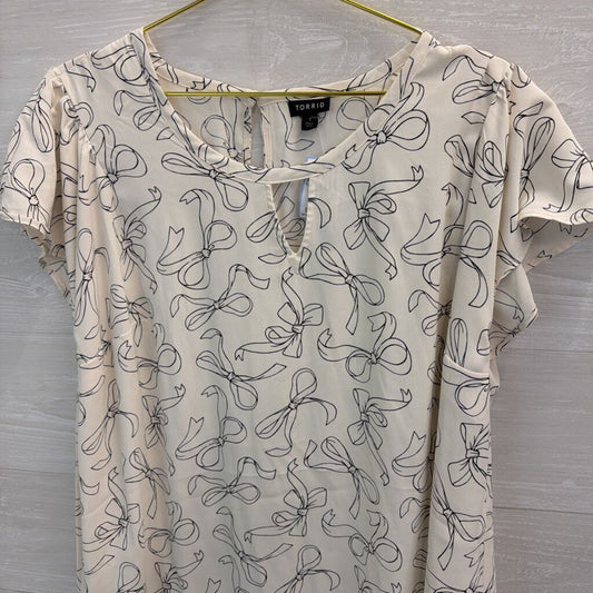 Torrid White/ Black Bow Print Short Sleeve Top 1