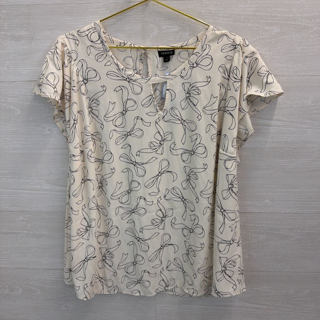 Torrid White/ Black Bow Print Short Sleeve Top 1