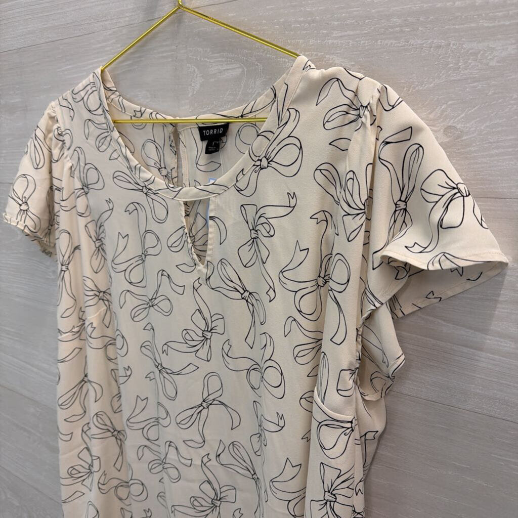 Torrid White/ Black Bow Print Short Sleeve Top 1