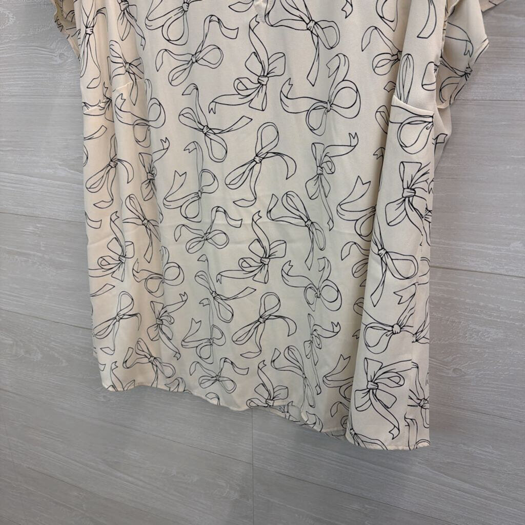 Torrid White/ Black Bow Print Short Sleeve Top 1