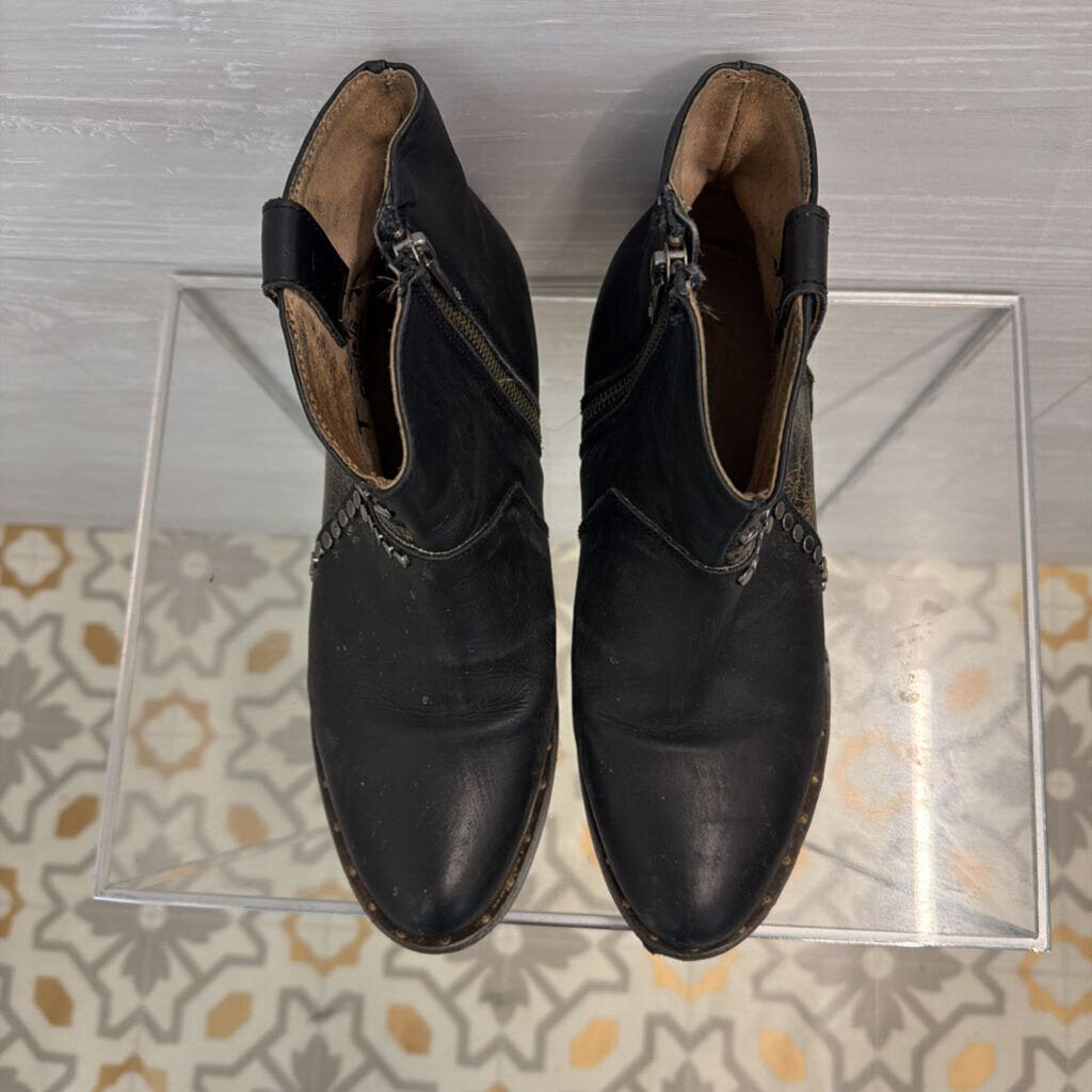 Circle G Black Leather Studded Star Inlay Ankle Boots 7.5