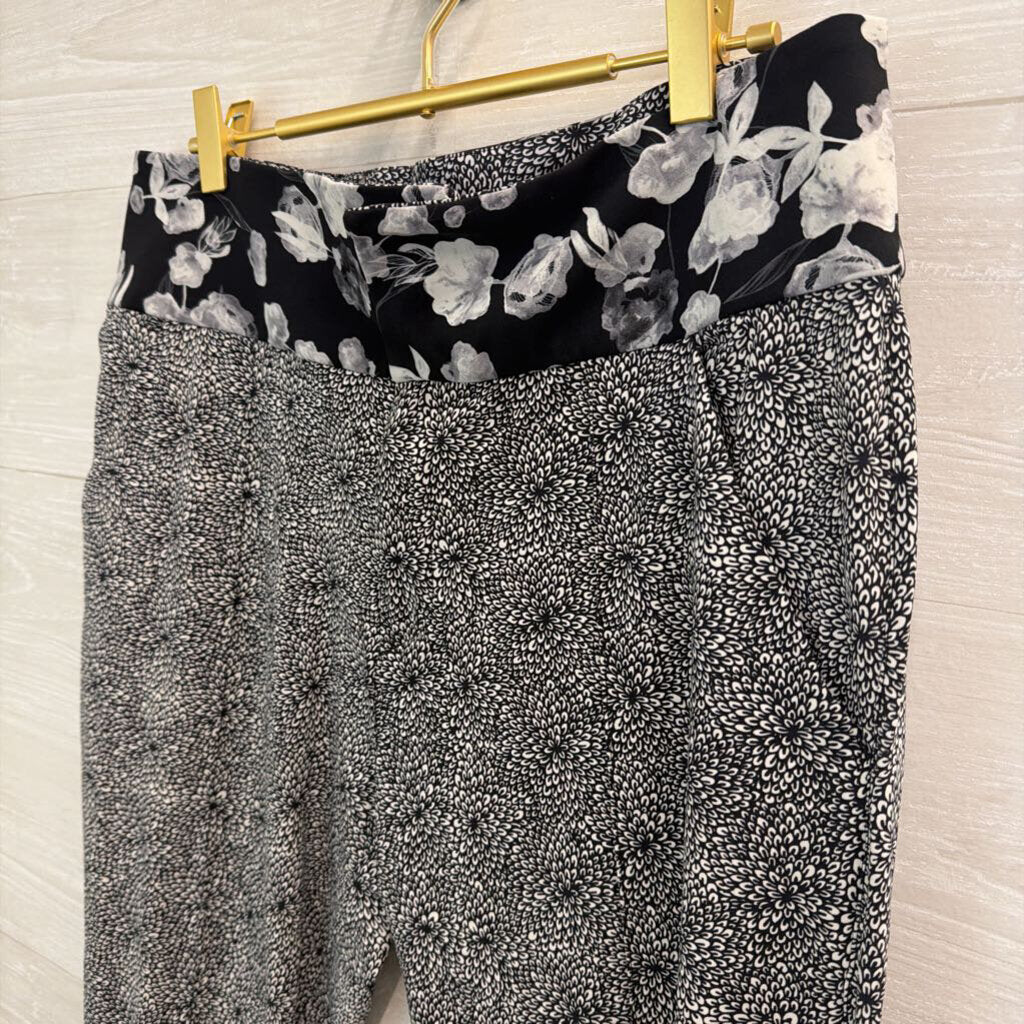 Lululemon Black/ White Print Departure Pants 8