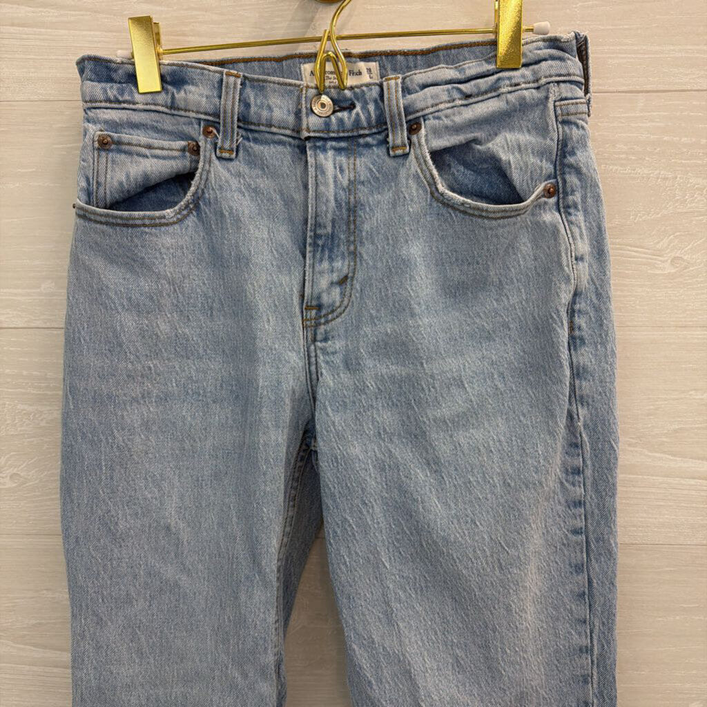 Abercrombie and Fitch Light Wash The Straight Mid Rise Jeans 6