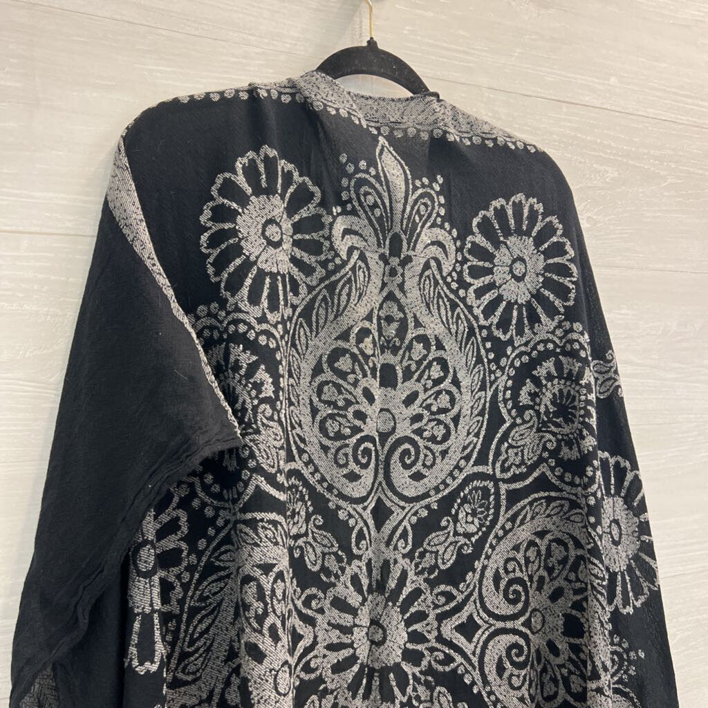 American Eagle Black/ White Print Kimono Top One Size