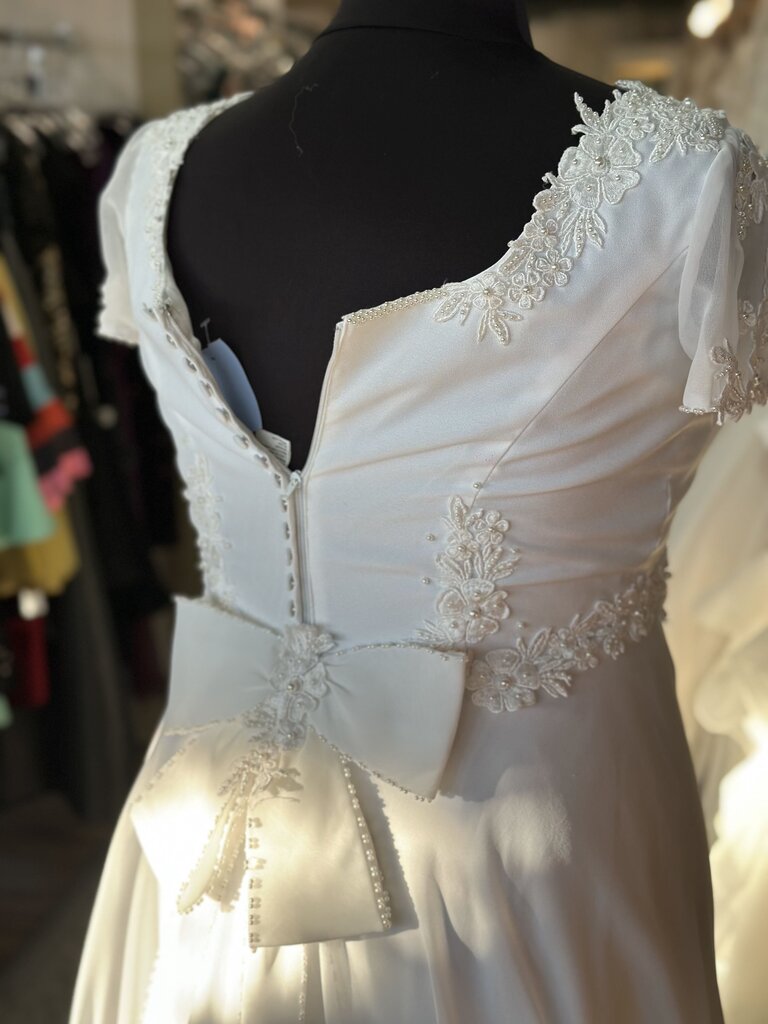 Vintage Eden Bridals Ivory Lace Detail Short Sleeve Bridal Gown 20