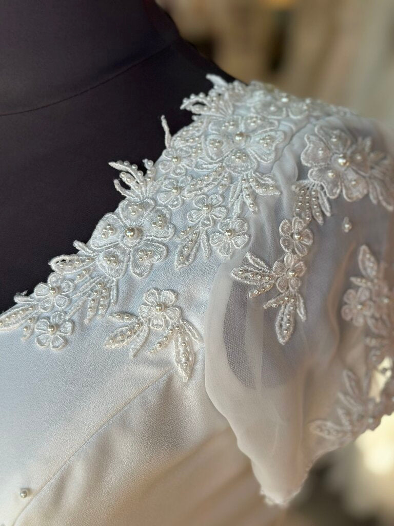 Vintage Eden Bridals Ivory Lace Detail Short Sleeve Bridal Gown 20