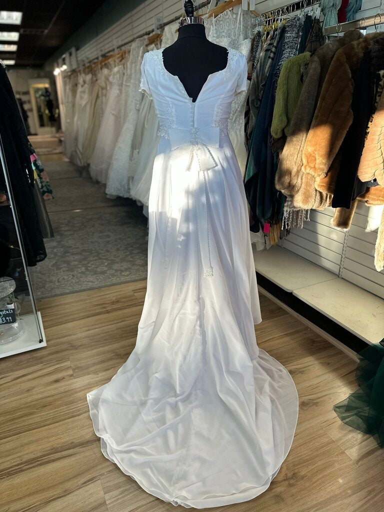 Vintage Eden Bridals Ivory Lace Detail Short Sleeve Bridal Gown 20