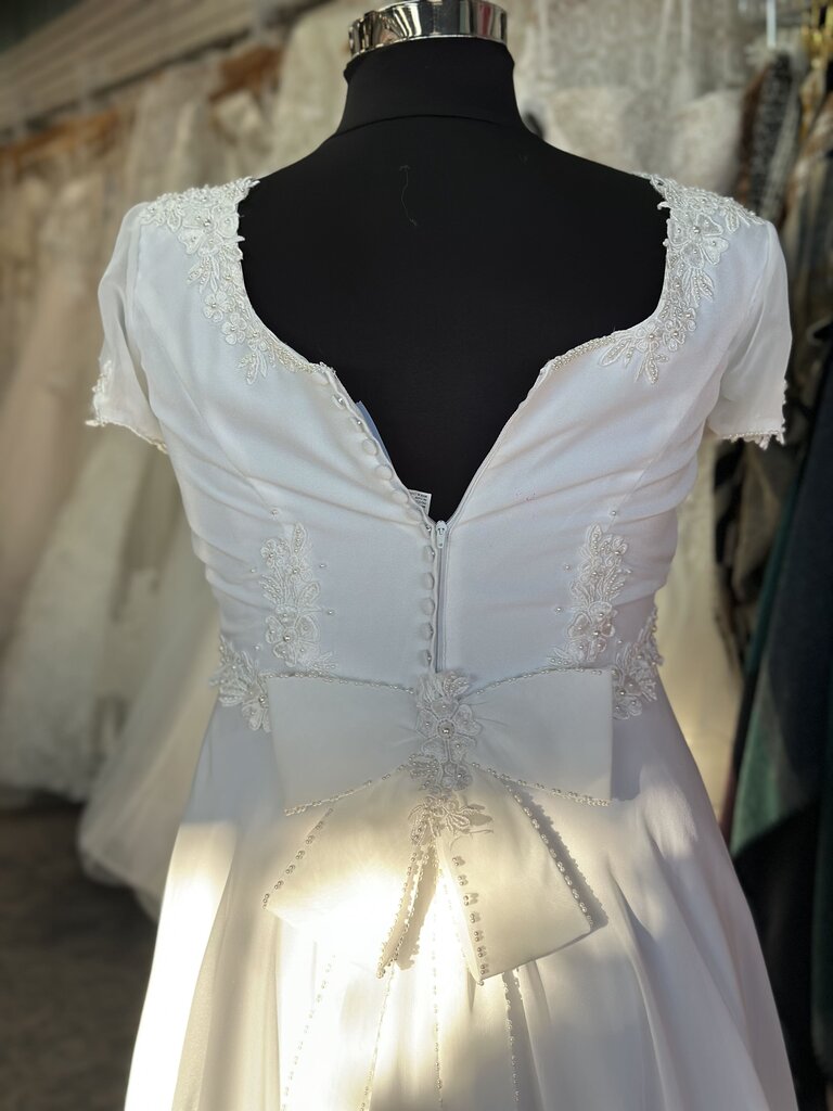Vintage Eden Bridals Ivory Lace Detail Short Sleeve Bridal Gown 20