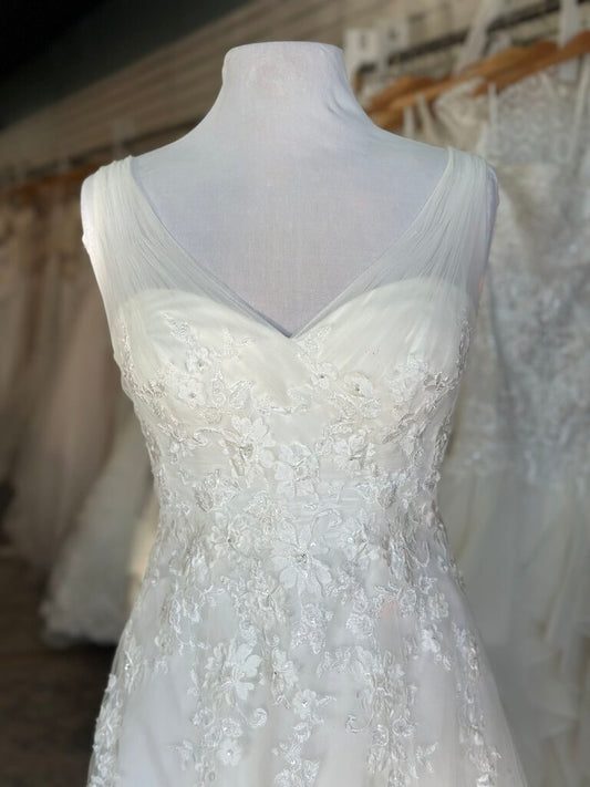 David's Bridal Ivory Floral Lace V Neck A Line Bridal Gown 8