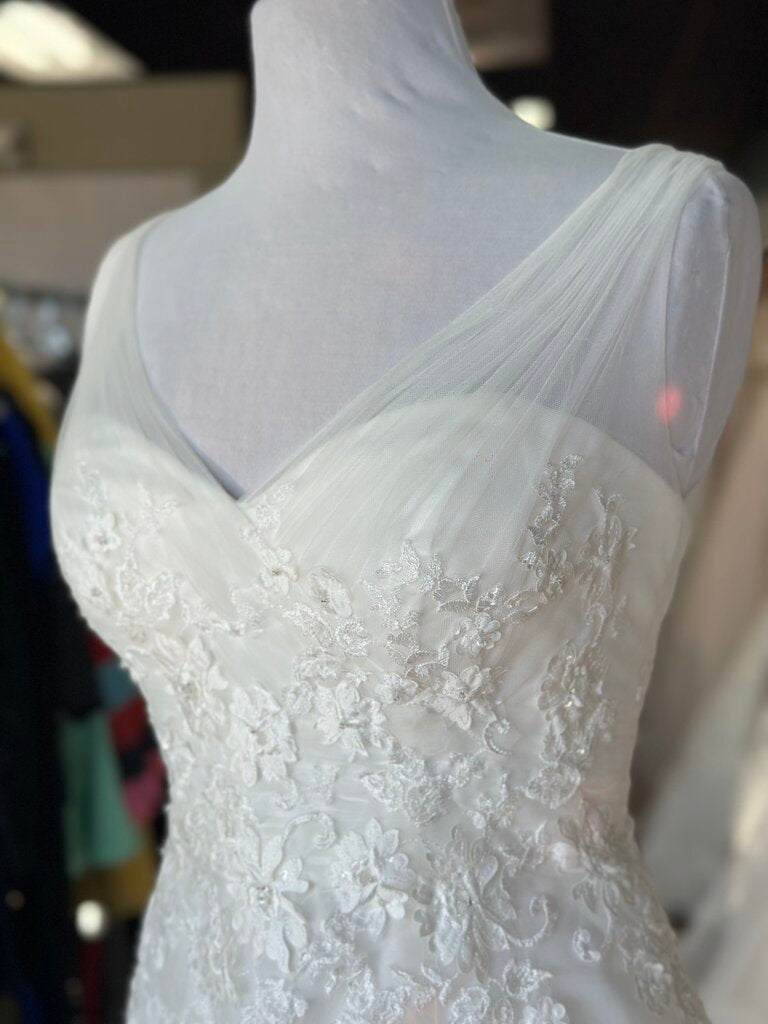 David's Bridal Ivory Floral Lace V Neck A Line Bridal Gown 8