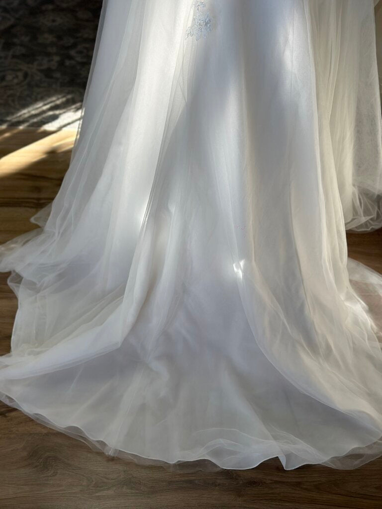 David's Bridal Ivory Floral Lace V Neck A Line Bridal Gown 8