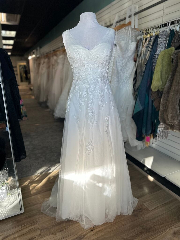 David's Bridal Ivory Floral Lace V Neck A Line Bridal Gown 8