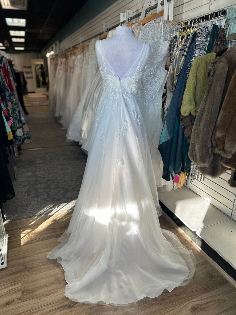 David's Bridal Ivory Floral Lace V Neck A Line Bridal Gown 8