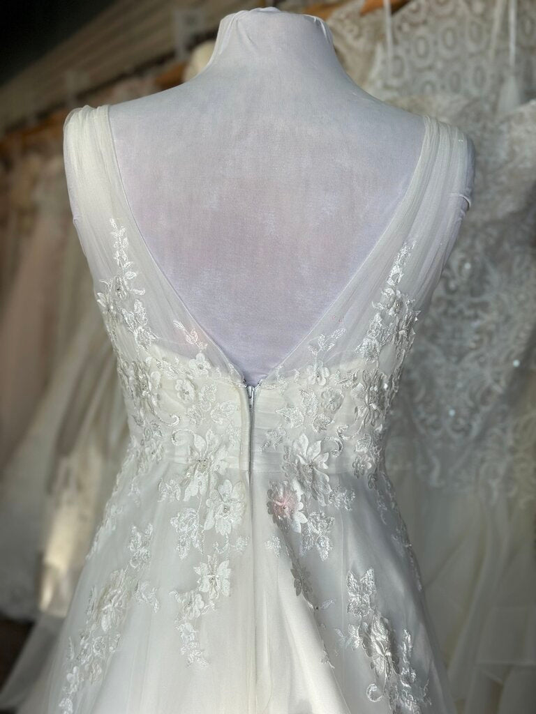 David's Bridal Ivory Floral Lace V Neck A Line Bridal Gown 8