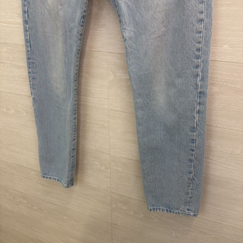 Levi Light Wash Mom Jeans 27