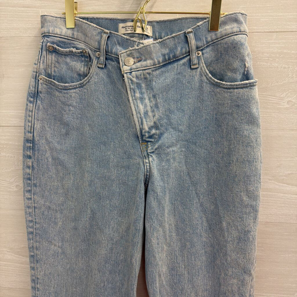 Abercrombie and Fitch Light Wash The 90s Straight Ultra High Rise Jeans 29
