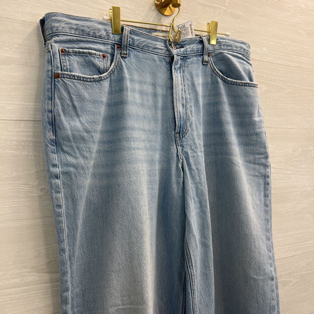 Abercrombie and Fitch Light Wash The Wide Leg High Rise Jeans 32