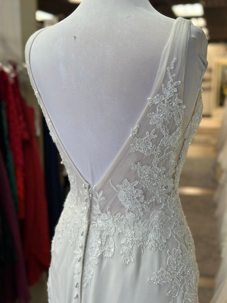 Allure Bridals Ivory Beaded Lace V Neck Fit and Flare Bridal Gown 6